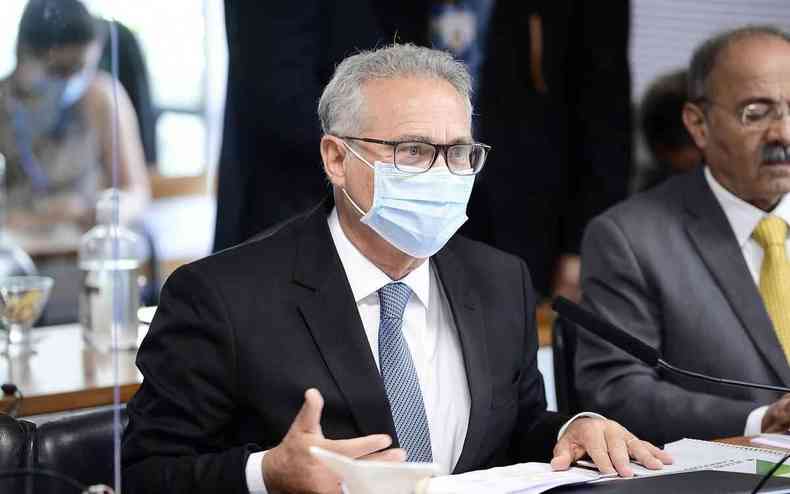Senador Renan Calheiros usa máscara durante a CPI da COVID