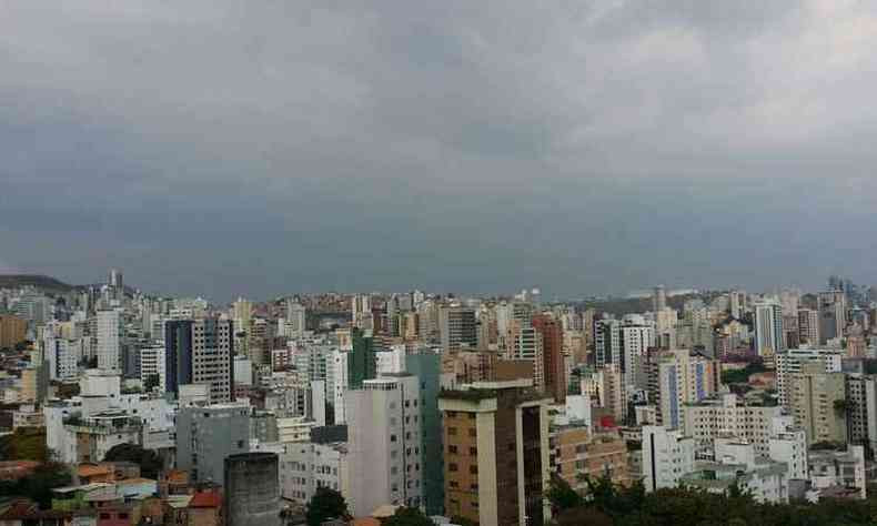 Capital mineira amanheceu com cu nublado. Umidade relativa do ar sobe e marca 65% (foto: Paulo Filgueiras/ EM/DA Press)