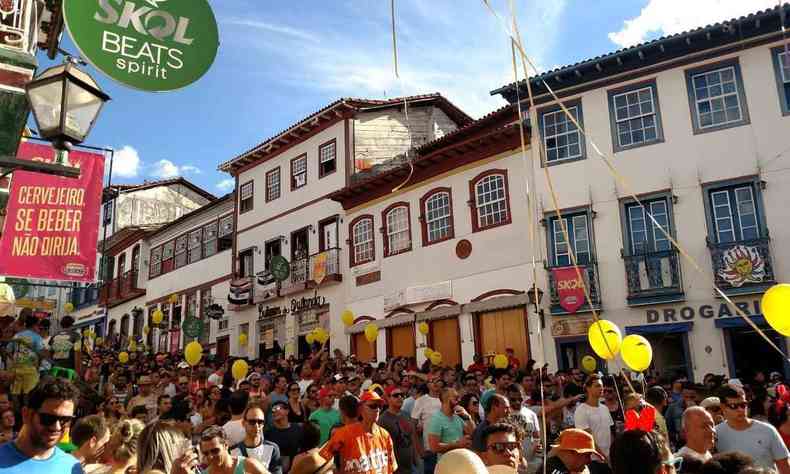 Foliões festejam durante o carnaval em Minas