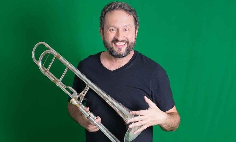 Segurando o trombone, Marcos Fl�vio Freitas olha para a c�mera