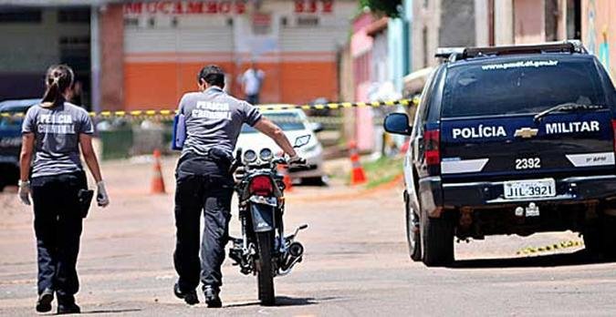 Peritos levam a motocicleta que teria sido o motivo da discussão(foto: Ed Alves/CB/D.A Press) Peritos levam a motocicleta que teria sido o motivo da discussão(foto: Ed Alves/CB/D.A Press)