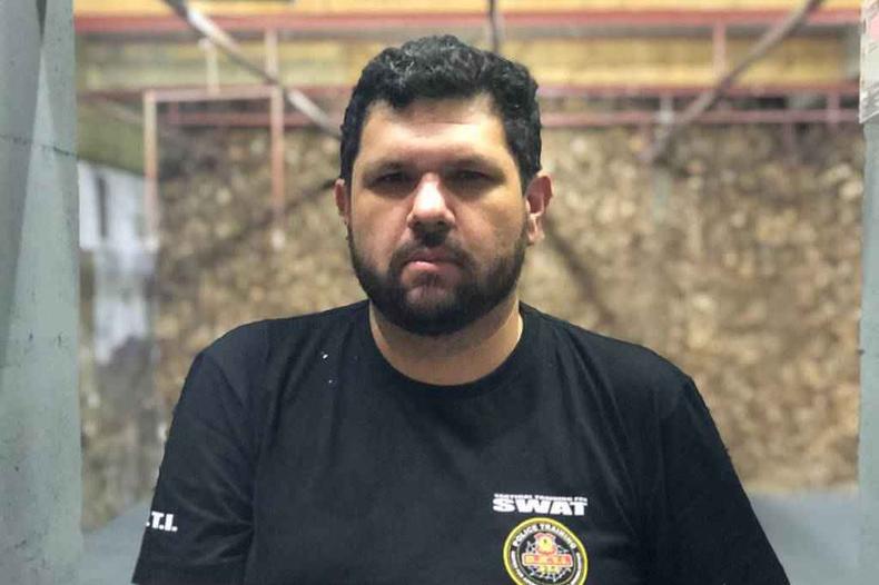 Oswaldo Eustquio usando camisa preta da SWAT