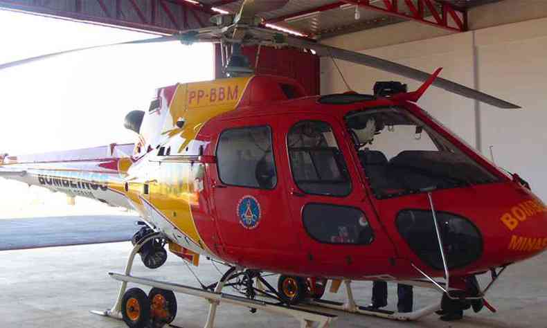 O helicptero do Corpo de Bombeiros de Minas Gerais transportou o garoto entre Governador Valadares e Belo Horizonte, seguindo todos protocolos contra a COVID-19(foto: Divulgao CBMG)