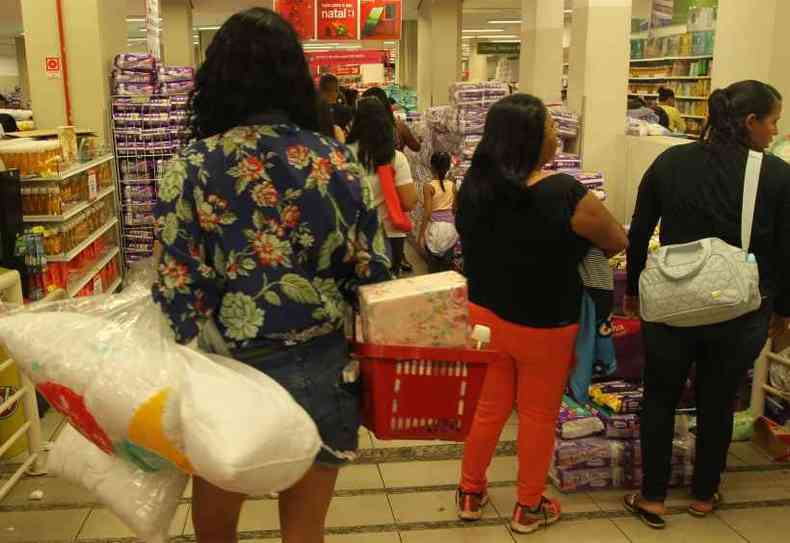 Em BH, consumidores enfrentaram fila desde a noite de quinta-feira(foto: Jair Amaral/EM/D.A Press)