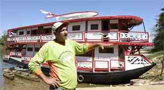 Barco do empresrio Jos Brasil, no Rio das Velhas, est parado h dois meses e deixou de gerar quatro empregos (foto: Gladyston Rodrigues/EM/D.A Press)