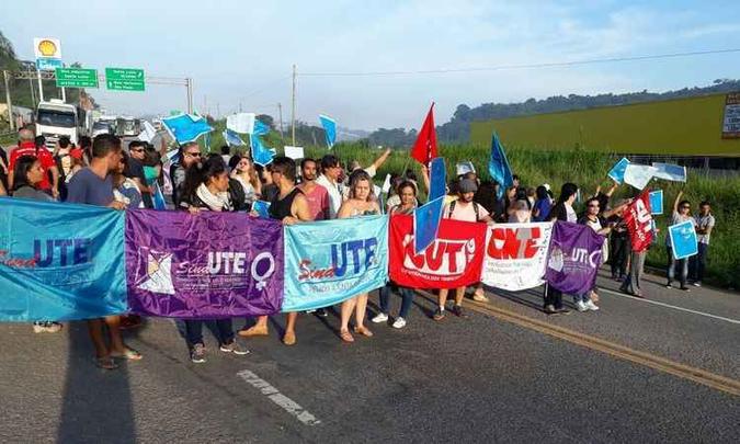 Além de fechar as rodovias, profissionais da educação têm assembleia marcada para esta tarde (foto: SindUte/MG/ Divulgação ) Além de fechar as rodovias, profissionais da educação têm assembleia marcada para esta tarde (foto: SindUte/MG/ Divulgação )