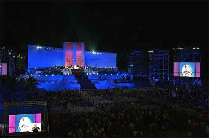 Multido acompanhou acolhida na orla do Rio de Janeiro(foto: AFP PHOTO / GABRIEL BOUYS )