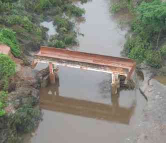 Ponte danificada depois da chuva em Rio Pardo de Minas(foto: Prefeitura de Rio Pardo de Minas/Divulgao)