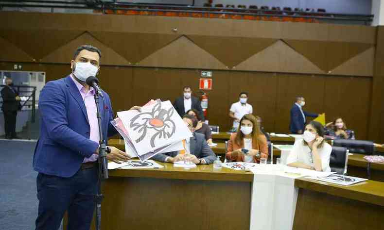 Pipas foram distribudas aos vereadores durante a discusso do projeto que prev a criao de 'pipdromo' em BH(foto: Cmara Municipal de Belo Horizonte )