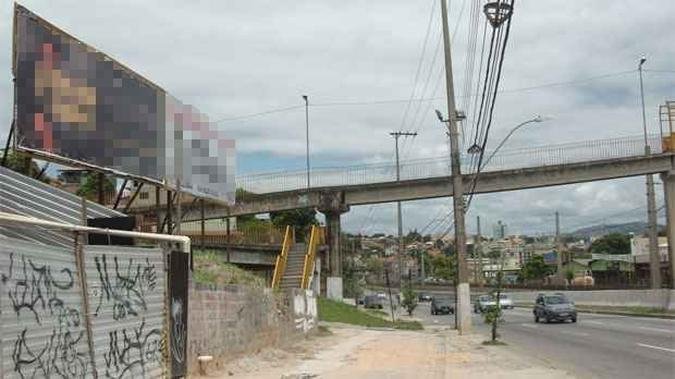 Outdoors instalados na Avenida Cristiano Machado: para entidades como o Crea e o IAB, valores repassados por empresas de outdoor � prefeitura s�o baixos e n�o compensam o impacto no visual da cidade(foto: Renato Weil/EM/D.A Press)