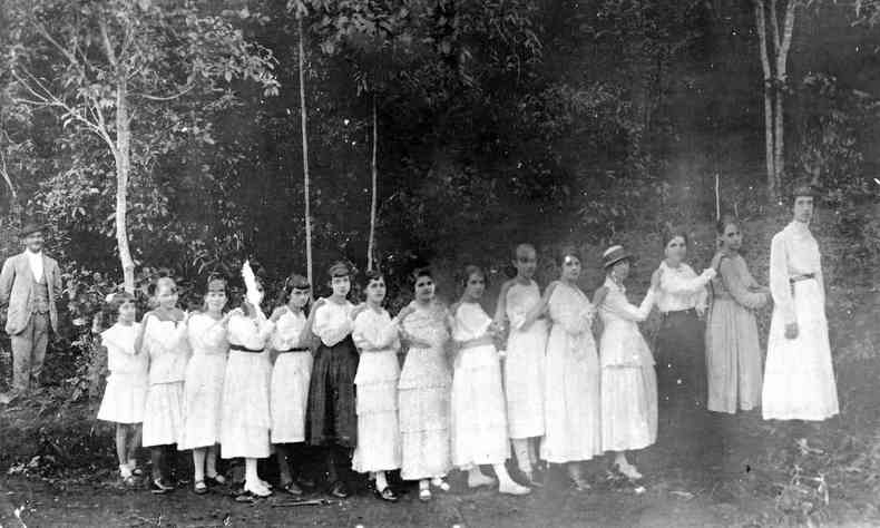 Foto da turma de colgio feminino em que estudou Emlia Soares