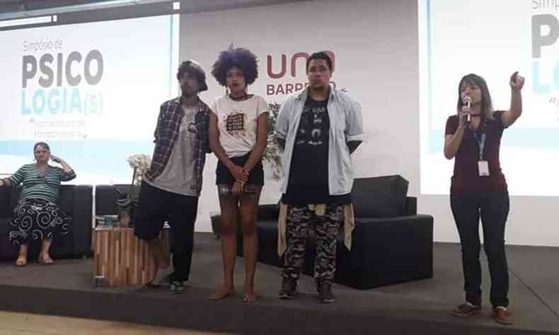Foto mostra trs pessoas em p numa sala: F4, Regiane Abelha e Joo Victor, durante interveno de poesia na UNA realizada pelo Coletivo Apuama
