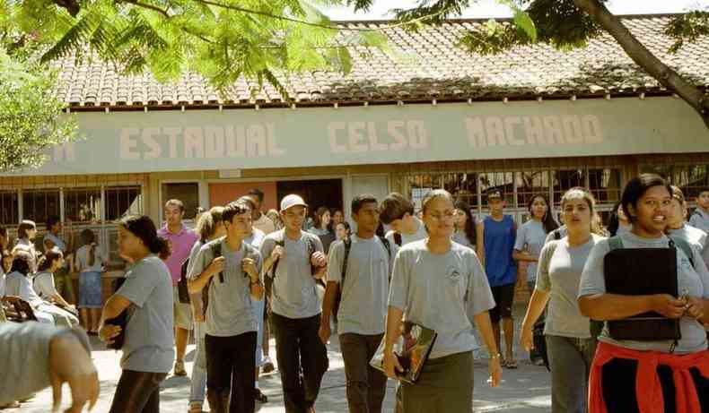 Entrada da escola estadual, com vrios adolescentes.