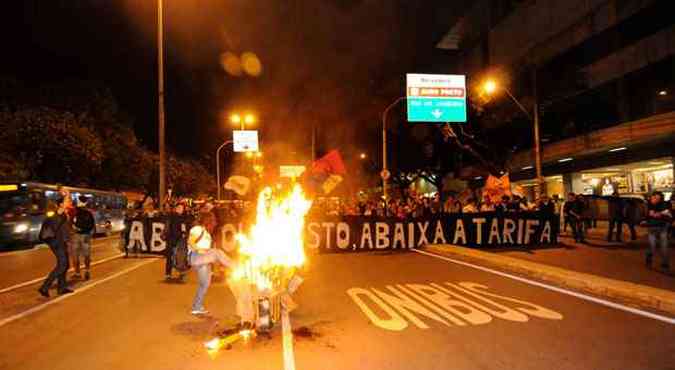 Manifestantes protestaram contra aumento das tarifas de nibus em BH na segunda-feira(foto: Gladyston Rodrigues/EM/D.A Press)