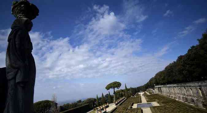 Jardins do Castelo de Gandolfo, onde o Bento XVI vai morar at que o mosteiro Mater Ecclesiae fique pronto(foto: AFP PHOTO / FILIPPO MONTEFORTE )