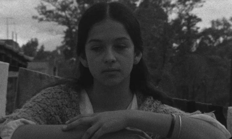 Verso restaurada do filme 'Cosas de mujeres' mostra garota com braos cruzados olhando para o lado