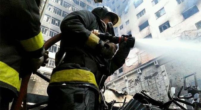 Bombeiros trabalham no rescaldo do incêndio(foto: Divulgação Corpo de Bombeiros - https://twitter.com/BombeirosPMESP ) Bombeiros trabalham no rescaldo do incêndio(foto: Divulgação Corpo de Bombeiros - https://twitter.com/BombeirosPMESP )