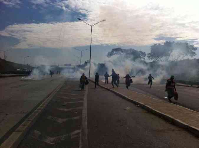 Integrantes de ocupaes bloqueiam MG-010 e queimam nibus em protestoBrigadas Populares/Divulgao 