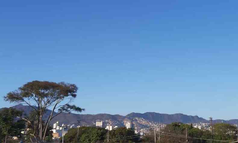 Cu da capital com da Serra do Curral a partir do Bairro Boa Vista