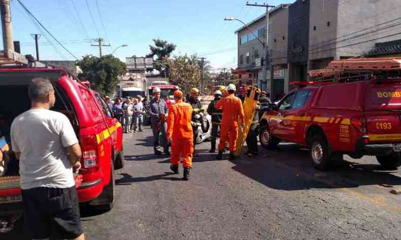 Bombeiros retiraram a vtima de dentro do carro(foto: Corpo de Bombeiros/Divulgao)