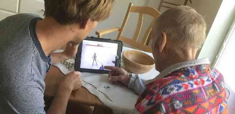 Em experimento sueco, idoso com demncia aprende a mexer em um tablet: curiosidade despertada resultou em novo hobby