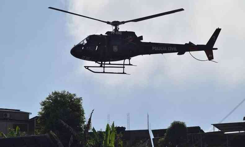 Imagem de helicóptero durante operação da polícia