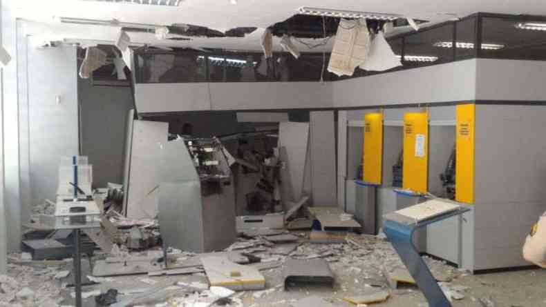 Agncia do Banco do Brasil ficou completamente destruda(foto: Polcia Militar/Divulgao)