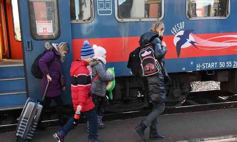 Refugiados ucranianos chegam  estao ferroviria na cidade fronteiria hngara-ucraniana de Zahony