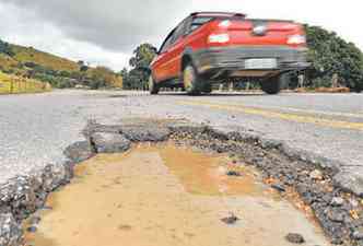 Buraco em pista da BR-381, em trecho perto de Mantena: risco elevado pela falta de obras de revitalizao(foto: Marcos Michelin/Em/D.A Press - 25/3/13)