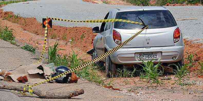 Os dois ocupantes da moto foram arremessados no asfalto com o impacto da batida(foto: Vagner Henrique/96FM)