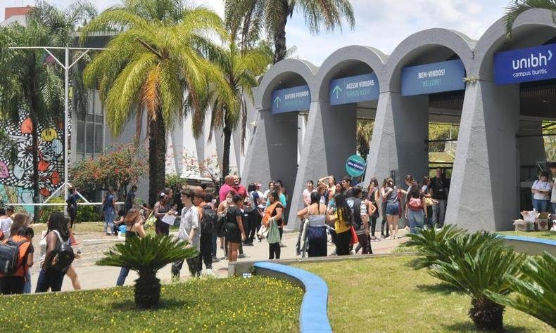 Imagem da entrada de uma universidade em BH