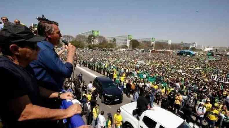 Jair Bolsonaro falando para apoiadores em Braslia