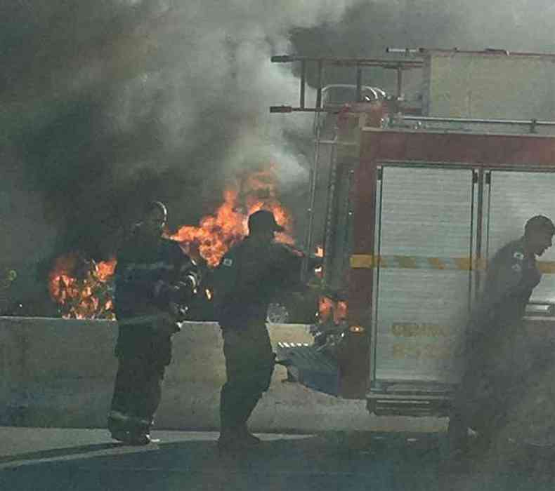 Bombeiros conseguiram apagar incndio no veculo(foto: Ronaldo Machado/Divulgao)