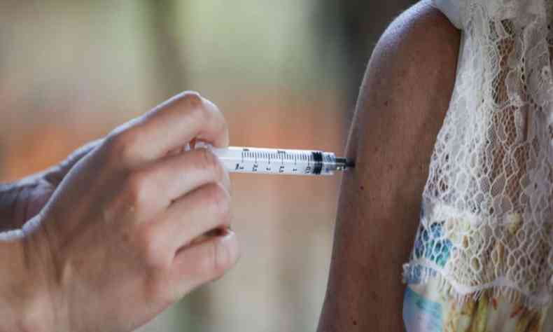 Pessoa recebendo dose de vacina no brao