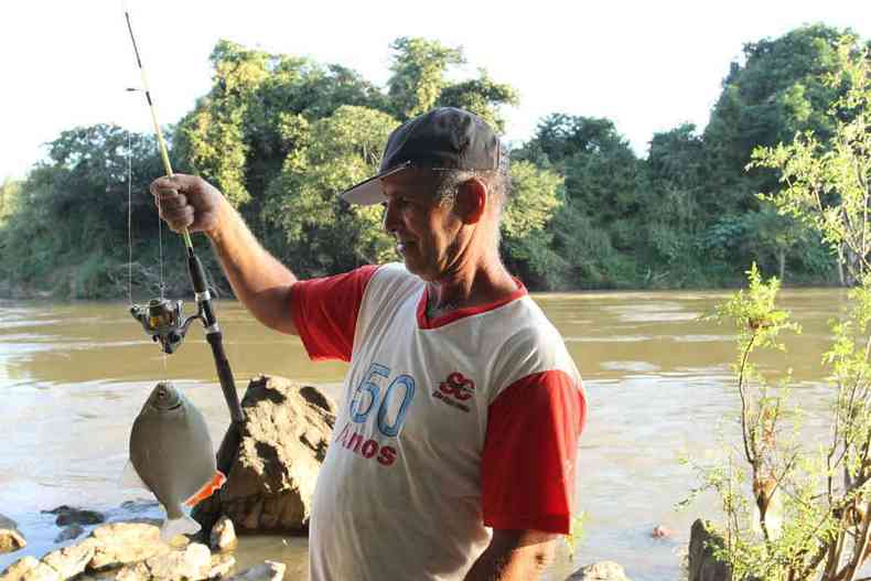 O pescador Edmilson Monteiro, com peixe pescado no Rio Par