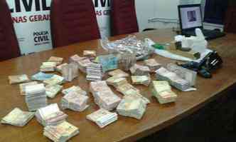 Na casa de um dos foragidos, foram apreendidos quase 70 mil reais em dinheiro, um tablete de maconha e um revlver calibre 38(foto: Polcia Civil/Divulgao)
