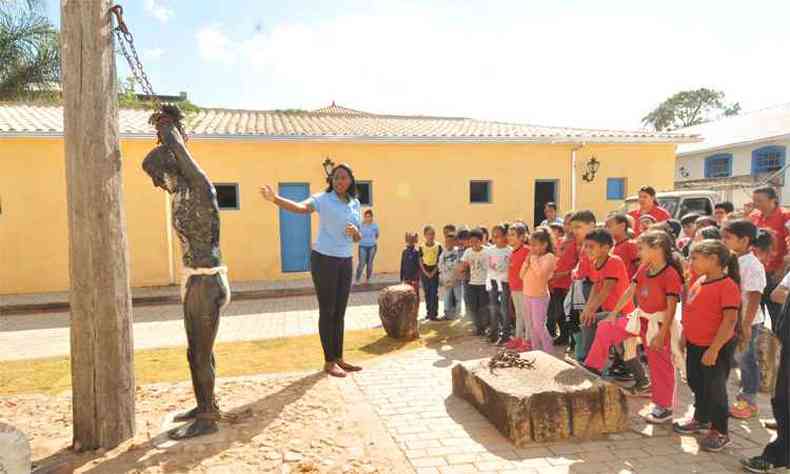 Guiados por Grasiele Ribeiro, alunos de escola municipal observam recriação do pelourinho e aprendem sobre passado de sofrimento e luta dos escravos(foto: Jair Amaral/EM/DA Press)