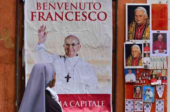 Freira observa cartaz do novo papa na Cidade do Vaticano(foto: GIUSEPPE CACACE GIUSEPPE CACACE / AFP)