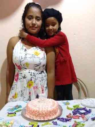 Izidora ferreira Da Silva 29 anos, com a filha de 5 anos (foto: Arquivo pessoal/ Divulgao)