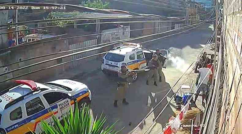 Imagens de cmera de monitoramento flagrou a ao policial; NA FOTO  POSSVEL VER DUAS VIATURAS DA pm 