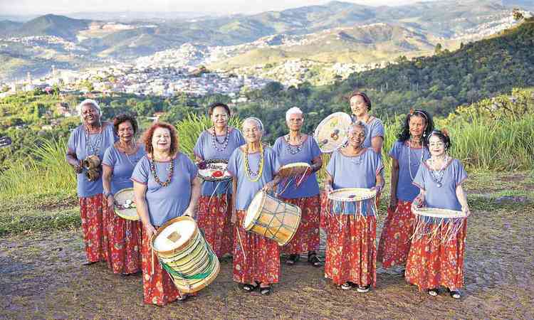 O grupo Meninas de Sinh ao ar livre