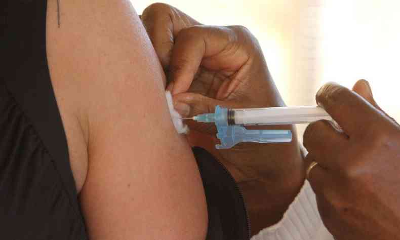 Aplicao de vacina em brao 