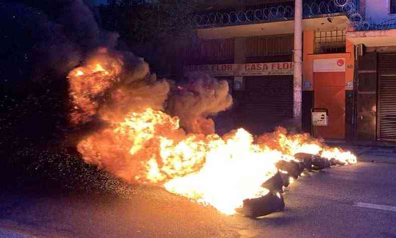 Pneus queimados na Rua dos Caets, perto do BH Resolve(foto: Reproduo da internet/Twitter/kasainvisivel)