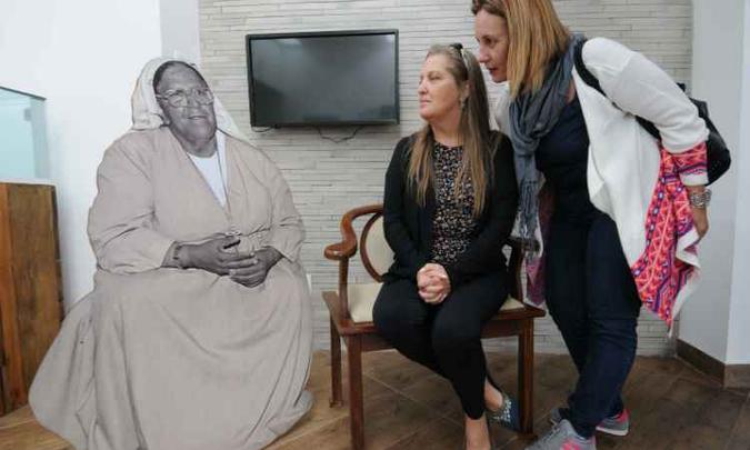 Devotos de Irmã Benigna, como Luciana Gomes da Costa e Regina Arantes, dão testemunho de fé e defendem divulgação da obra da religiosa(foto: Beto Novaes/EM/D.A Press.) Devotos de Irmã Benigna, como Luciana Gomes da Costa e Regina Arantes, dão testemunho de fé e defendem divulgação da obra da religiosa(foto: Beto Novaes/EM/D.A Press.)