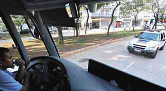 Na Praa Rio Branco, em frente  Rodoviria, uma viatura da Polcia Militar estava estacionada bem no meio da pista, impedindo a passagem do coletivo(foto: Gladyston Rodrigues/EM/D.A Press )