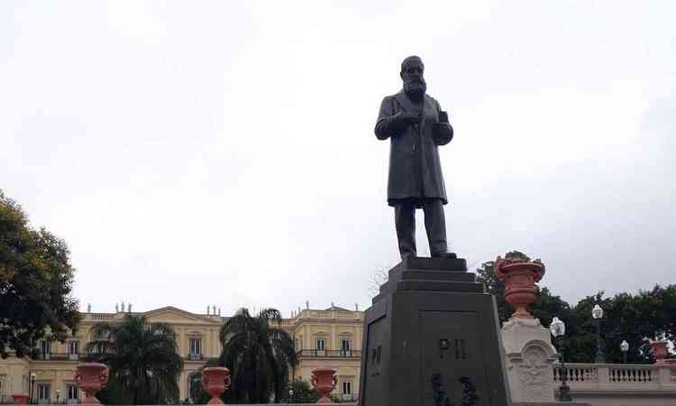 Estátua de Dom Pedro II em frente ao Museu Nacional, no Rio de Janeiro