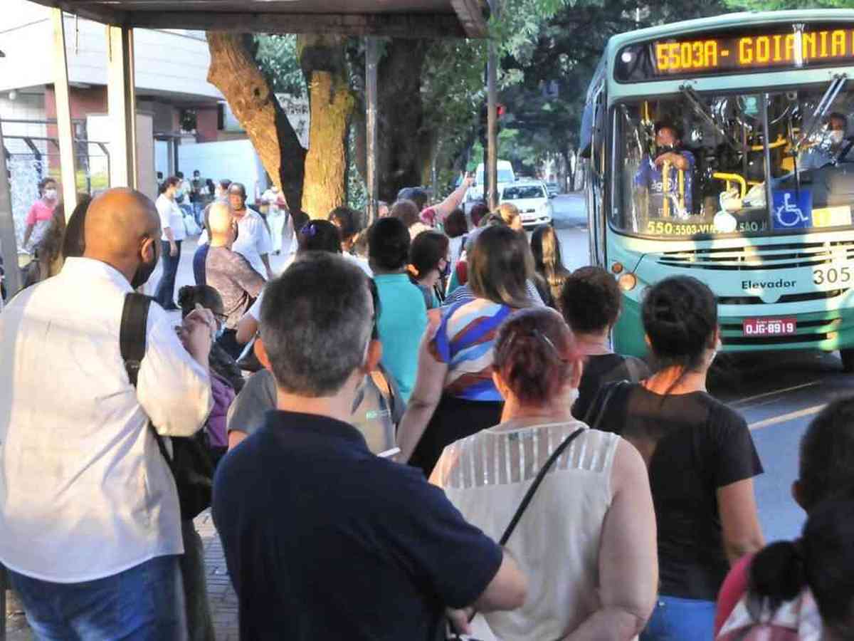 Ônibus têm horário noturno reduzido em viagens com menos de cinco  passageiros