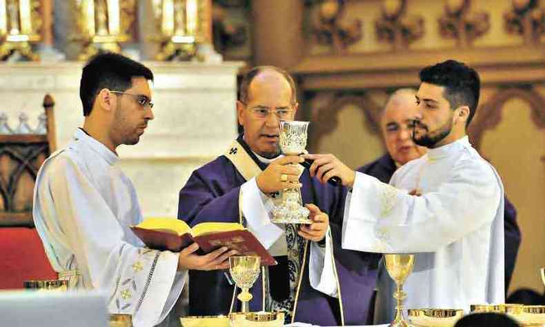 O arcebispo dom Walmor pede que os fiis acompanhem as celebraes com os olhos e o corao (foto: Gladyston Rodrigues/EM/DA Press)