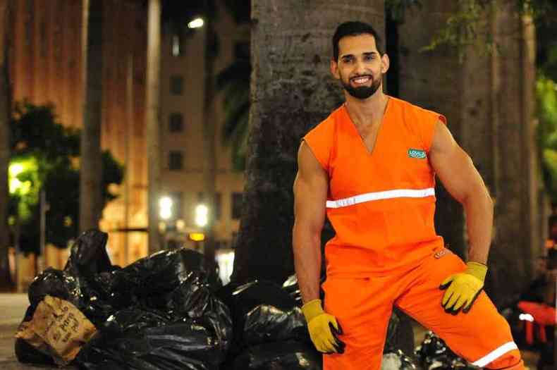 Candidato a mister, gari de BH faz sucesso no Tik Tok, onde rene mais de 300 mil seguidores (foto: Tlio Santos/EM/D.A.Press)