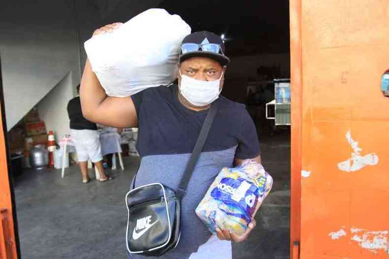 O pipoqueiro Marcos Rodrigues dos Santos foi ao galpo do CATA buscar doaes. 'Estou h um ms sem trabalhar'(foto: Edsio Ferreira/EM D.A Press)